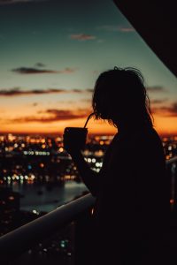 Mate Article - Person drinking mate